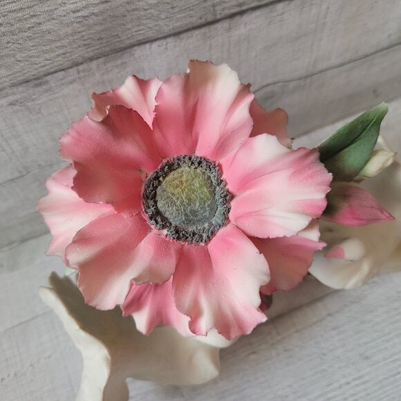 CAPODIMONTE BIRD FIGURINE OF TWO WHITE DOVES WITH PINK FLOWERS - Picture 2 of 10